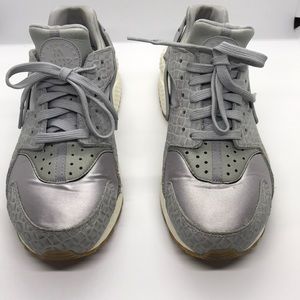 FLASH SALE! EUC Women’s Nike Air Huarache size 9/8